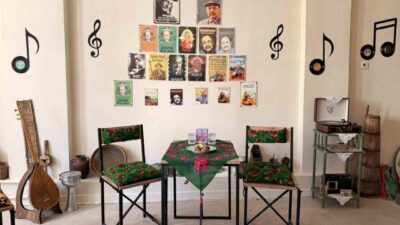 Bilecik’in Gölpazarı ilçesinde açılan bir kafede her şey nostaljik oluşu