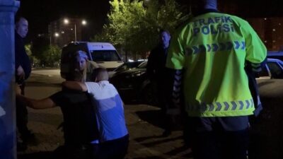 Kayseri’de polisin ‘dur’ ihtarına uymayarak kaçan alkollü sürücü evinin önünde