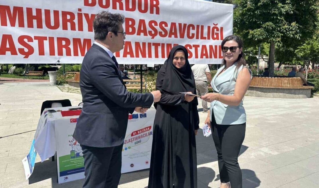 Uzlaştırma Haftası etkinlikleri kapsamında Burdur Adliyesi tarafından Cumhuriyet Meydanı’nda bilgilendirme