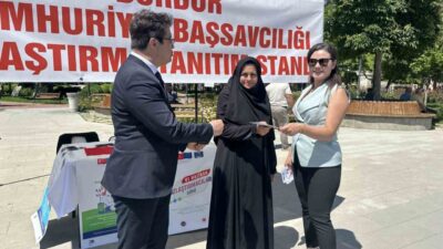 Uzlaştırma Haftası etkinlikleri kapsamında Burdur Adliyesi tarafından Cumhuriyet Meydanı’nda bilgilendirme