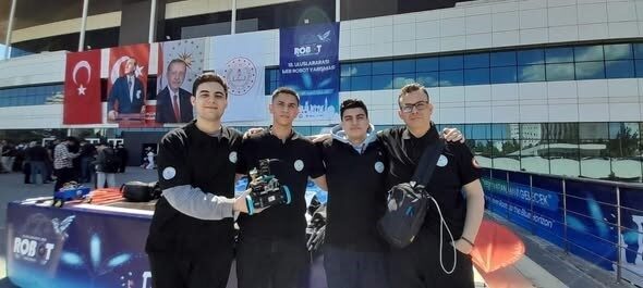 Burhaniye ilçesinde, Şehit Hasan Çoban MTAL öğrencilerinden Antalya’da düzenlenen robot