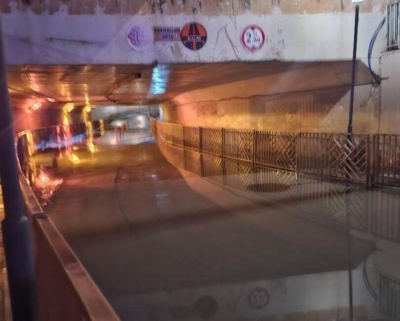 Bursa’nın İnegöl ilçesinde aniden bastıran sağanak hayatı olumsuz etkiledi. İlçe