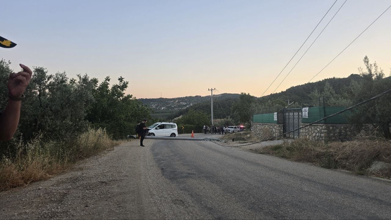 Bursa’da elektrik direğine çarpan otomobilin sürücüsü ağır yaralanırken, kazayı görüp