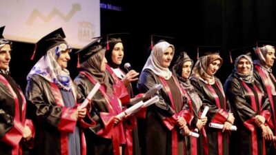 Büyükçekmece Belediyesi Halk Akademisi Meslek Kurslarında eğitimlerini tamamlayan kursiyerler, coşkulu