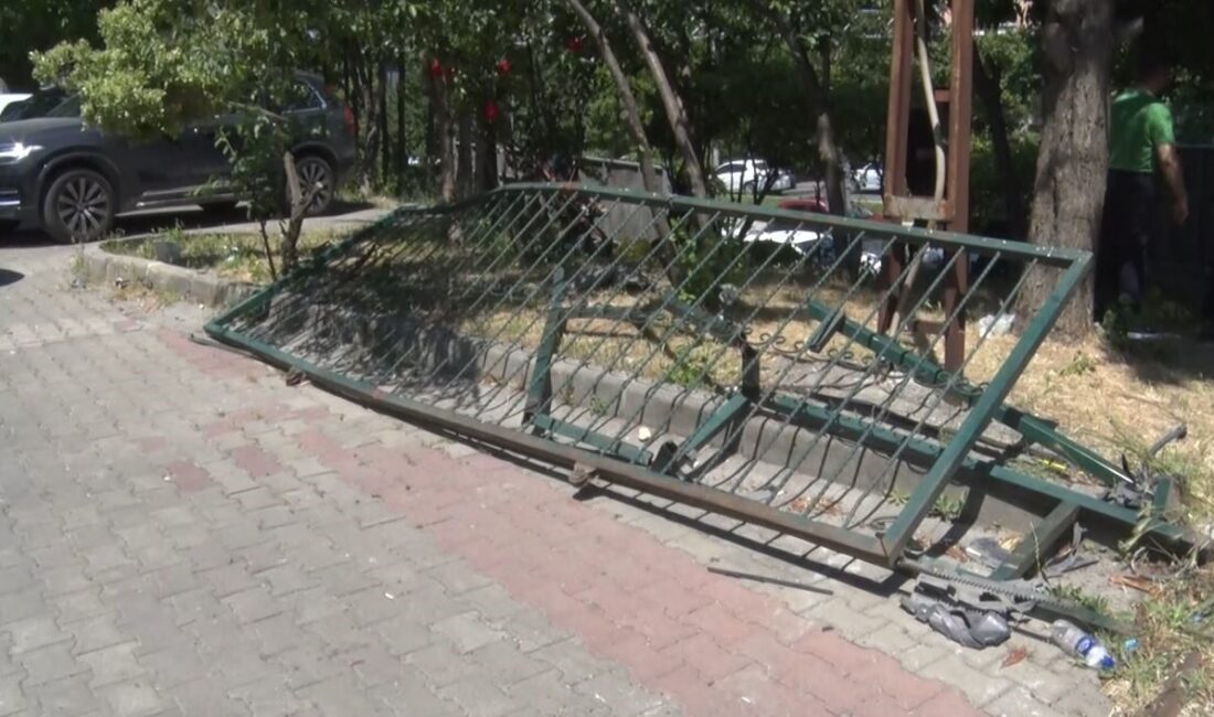 İstanbul Büyükçekmece’de çocuğunu ortaokul sınavına getiren veli, fren yerine gaza