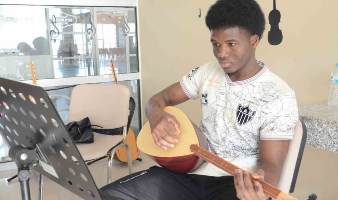 Burkina Faso’lu Abdul Fettah, bağlama sevgisini MABESEM’de geliştiriyor. Malatya Büyükşehir