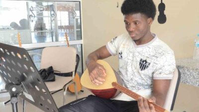 Burkina Faso’lu Abdul Fettah, bağlama sevgisini MABESEM’de geliştiriyor. Malatya Büyükşehir