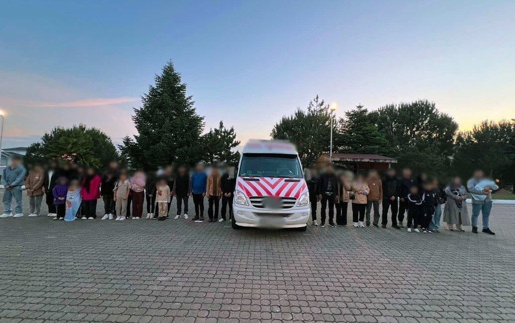 Çanakkale’de jandarma ekiplerince gerçekleştirilen yol kontrollerinde 33 kaçak göçmen ile