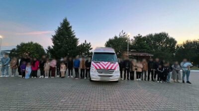Çanakkale’de jandarma ekiplerince gerçekleştirilen yol kontrollerinde 33 kaçak göçmen ile