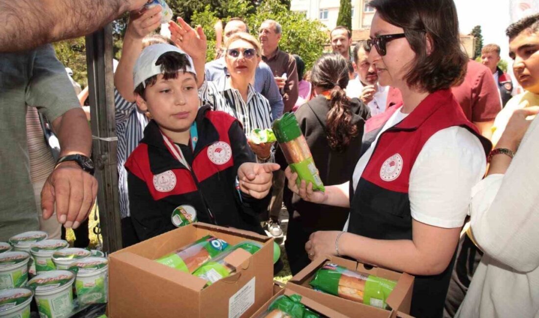 Çanakkale’de ‘Dünya Süt Günü’ etkinlikleri çerçevesinde öğrencilere süt ve çeşitli