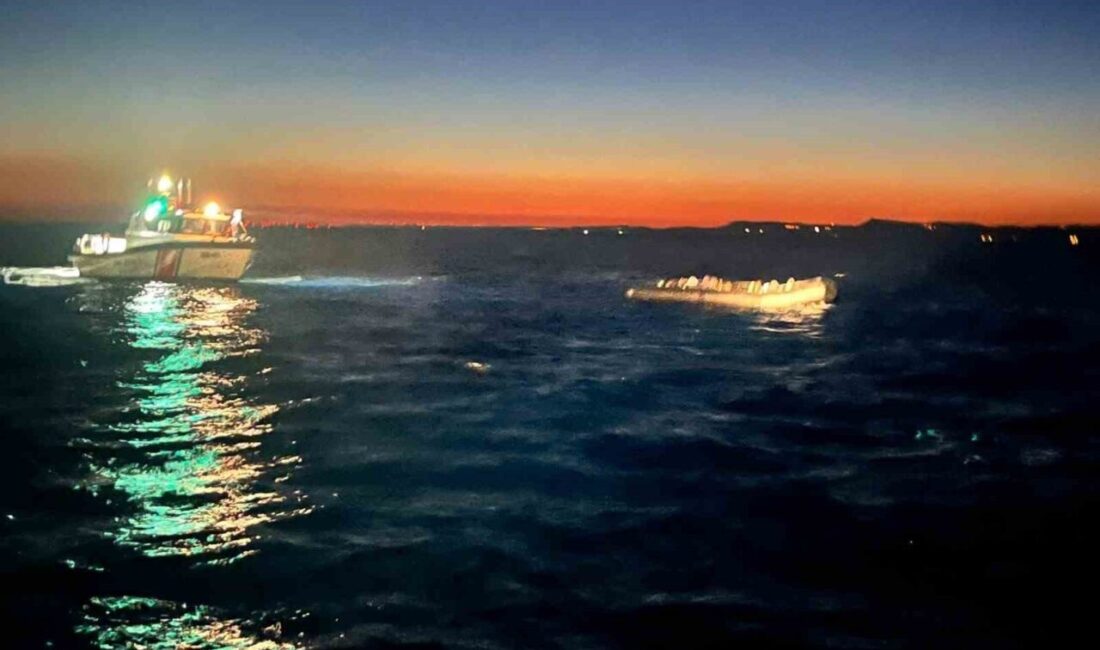 Çanakkale’nin Ayvacık ilçesi açıklarında motoru arızalanan lastik botla sürüklenen ve