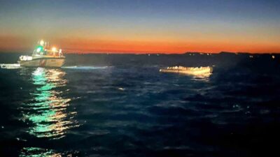 Çanakkale’nin Ayvacık ilçesi açıklarında motoru arızalanan lastik botla sürüklenen ve