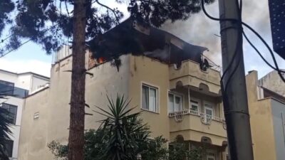 Bursa’nın Osmangazi ilçesinde bir evin çatısında çıkan yangın paniğe neden