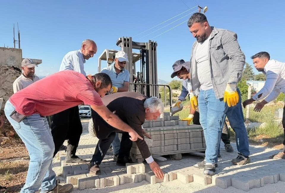 Diyarbakır’ın Çermik ilçesinde, yoğun yağışlardan dolayı bozulan mahalle yolları, belediye