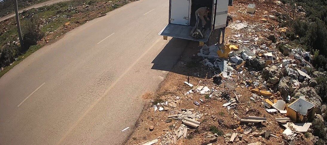 Kepez Belediyesi, çöp ve moloz dökülmesinin yasak olduğu bölgelerde yerleştirdiği