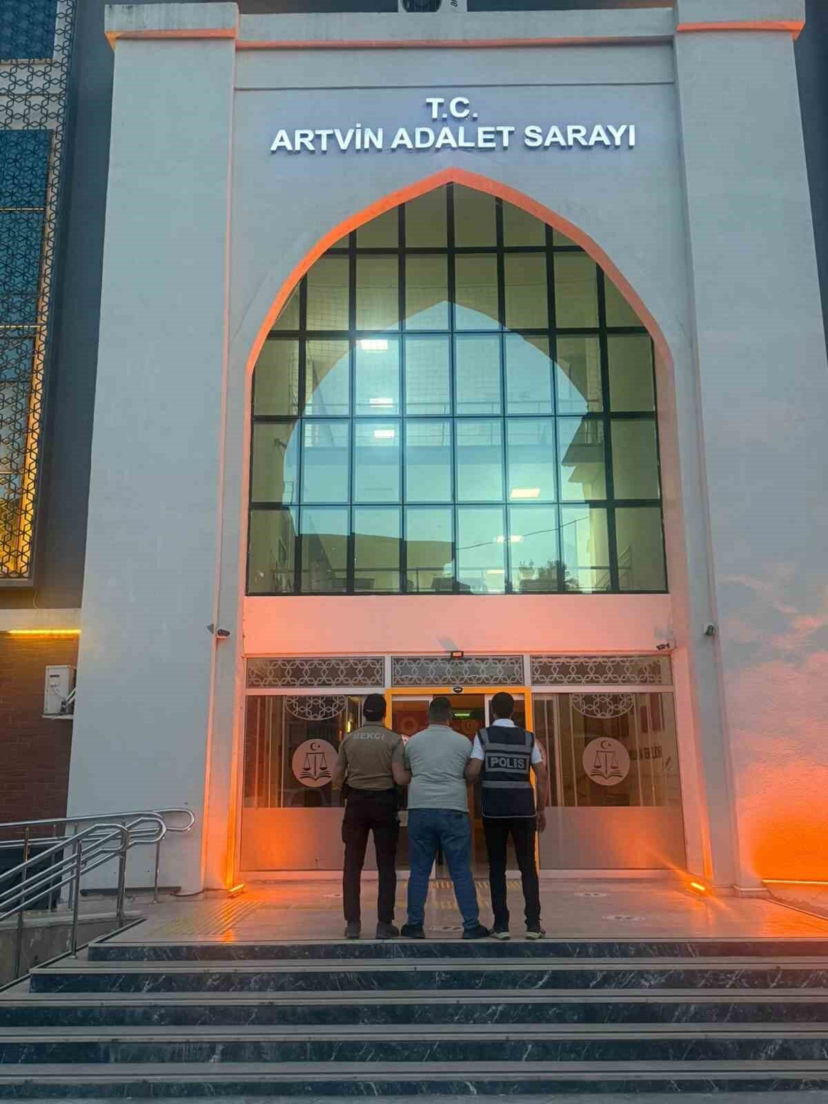 Artvin’in Ardanuç ilçesinde polis ekiplerince gerçekleştirilen çalışmada, cezaevinden firar ettiği