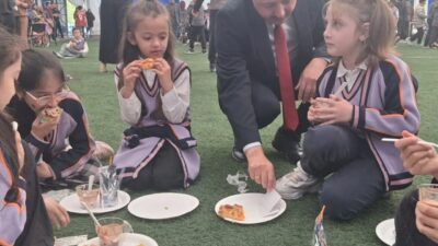 Çıldır İlkokulu’nda muhteşem yıl sonu tatlı şenliği düzenlendi. Öğrenci velilerinin