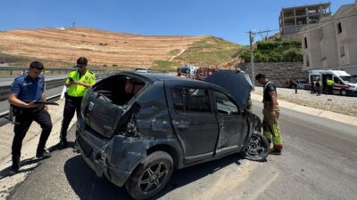 Şırnak’ın Cizre ilçesinde sürücüsünün direksiyon hakimiyetini kaybettiği otomobilin bariyerlere çarpması