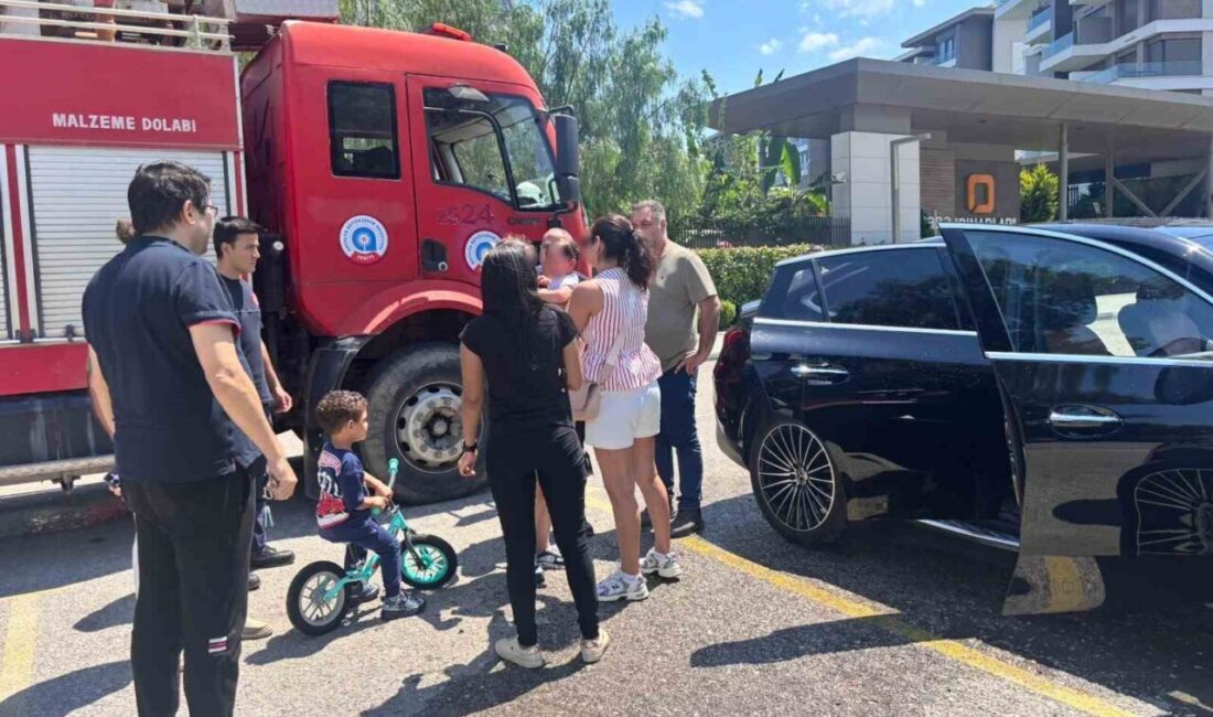 Antalya’da araç içerisinde çocuğu kilitli kalan anne gözyaşlarına boğuldu. Küçük