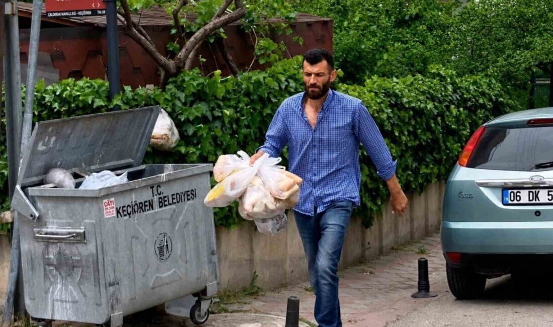 Ankara’da hurdacılık yaparak geçimini sağlayan adam, sokaklardan ve çöplerden topladığı