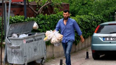 Ankara’da hurdacılık yaparak geçimini sağlayan adam, sokaklardan ve çöplerden topladığı