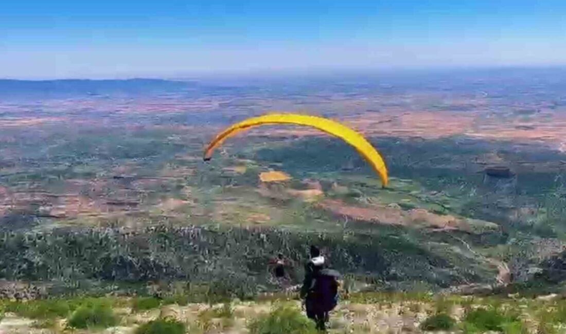 Şırnak’ta yamaç paraşütü tutkunları, 2 bin 114 rakımlı Cudi Dağı’nın