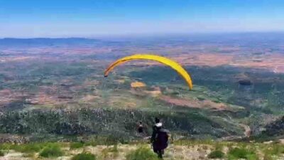 Şırnak’ta yamaç paraşütü tutkunları, 2 bin 114 rakımlı Cudi Dağı’nın