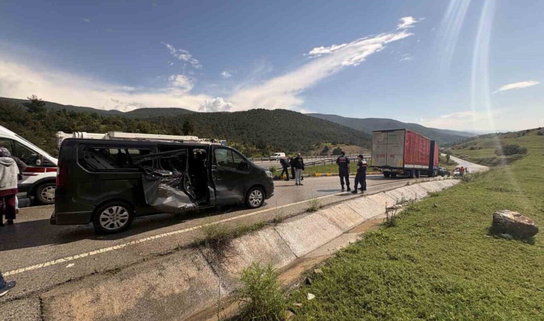 Çorum’un Kargı ilçesi D100 karayolunda kamyonun kayan römorkunun çarptığı minibüsteki