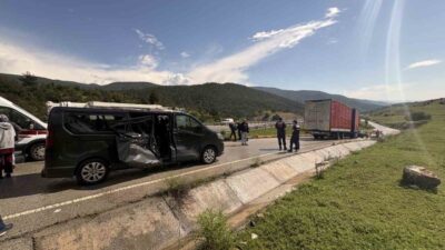 Çorum’un Kargı ilçesi D100 karayolunda kamyonun kayan römorkunun çarptığı minibüsteki