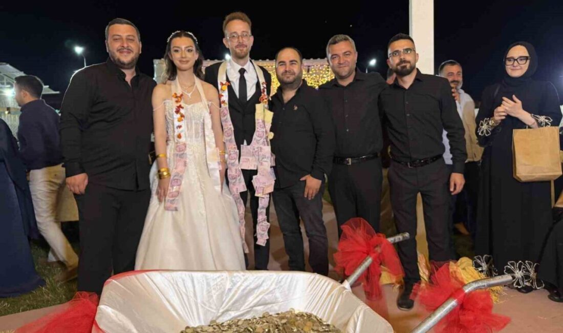 Tokat’ın Erbaa ilçesinde dünyaevine giren çiftinin düğününde damadın arkadaşlarının yaptığı