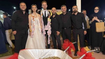 Tokat’ın Erbaa ilçesinde dünyaevine giren çiftinin düğününde damadın arkadaşlarının yaptığı