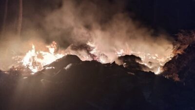 Hatay’ın Defne ilçesinde otluk çöplük alanda çıkan yangını itfaiye ekipleri