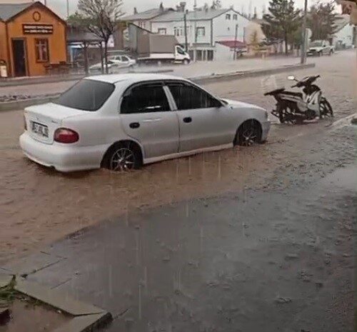 Bayburt’un Demirözü ilçesinde öğleden sonra etkili olan gök gürültülü sağanak