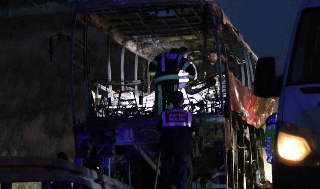 Denizli-Aydın Otoyolu Sarayköy ilçesinde yolcu otobüsünün bariyerlere çarparak alev alması