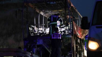 Denizli-Aydın Otoyolu Sarayköy ilçesinde yolcu otobüsünün bariyerlere çarparak alev alması