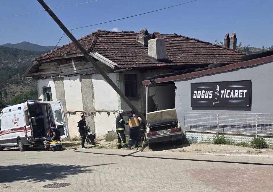 Denizli’nin Beyağaç ilçesinde meydana gelen trafik kazasında, kontrolden çıkan bir