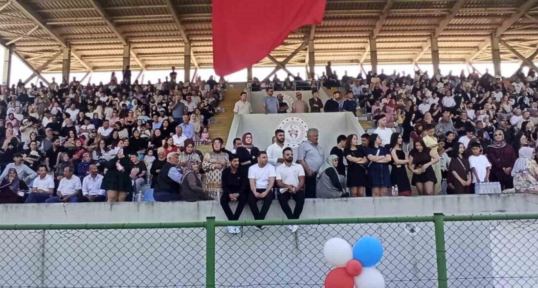 Devrek Şehir Stadında yüzlerce öğrenci mezuniyet sevinçlerini keplerini havaya atarak