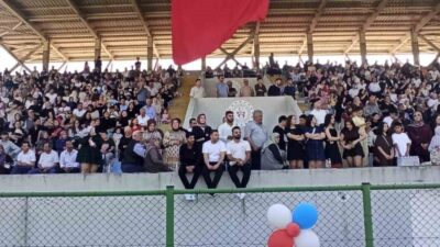 Devrek Şehir Stadında yüzlerce öğrenci mezuniyet sevinçlerini keplerini havaya atarak