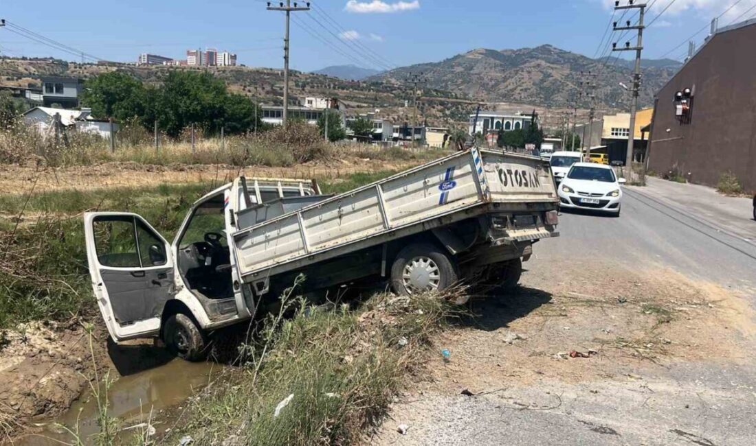 Aydın’ın Efeler ilçesinde sürücüsünün direksiyon hakimiyetini kaybetti kamyonet kanala uçarken,