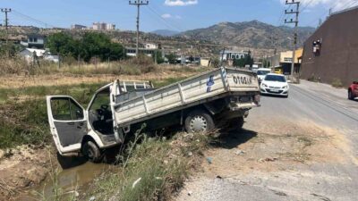 Aydın’ın Efeler ilçesinde sürücüsünün direksiyon hakimiyetini kaybetti kamyonet kanala uçarken,