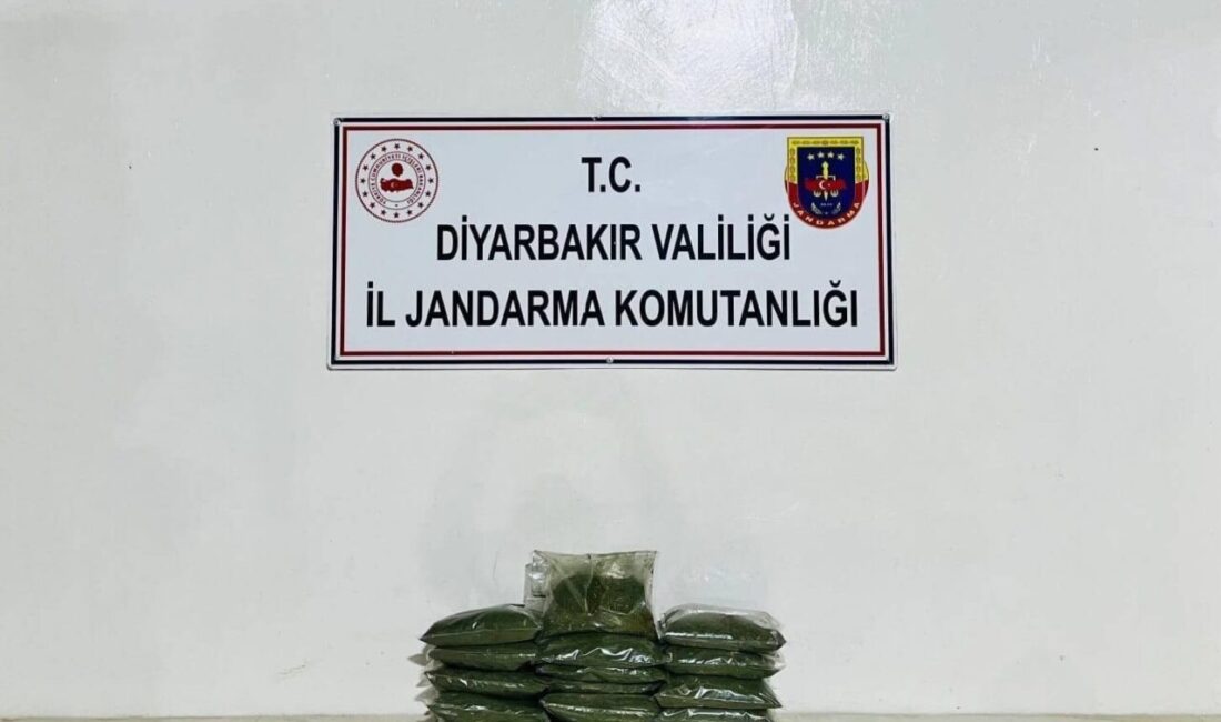 Diyarbakır’da jandarma ekiplerince düzenlenen operasyonlarda 21 kilo esrar ve 20