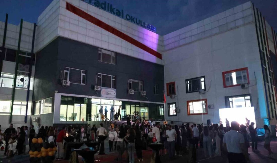 Diyarbakır’da 8’inci sınıf öğrencileri, aileleriyle katıldıkları mezuniyet programında kep attı.