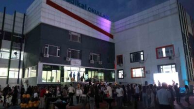 Diyarbakır’da 8’inci sınıf öğrencileri, aileleriyle katıldıkları mezuniyet programında kep attı.