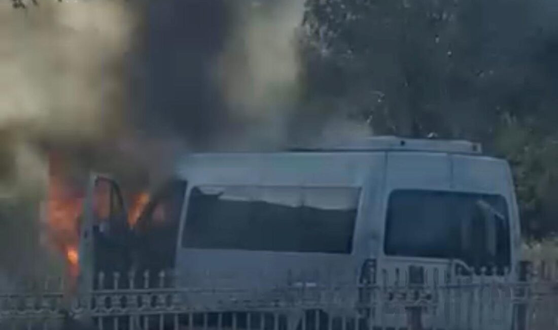 Diyarbakır’ın merkez Yenişehir ilçesinde alevlere teslim olan minibüs küle döndü.