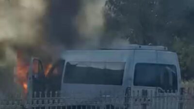 Diyarbakır’ın merkez Yenişehir ilçesinde alevlere teslim olan minibüs küle döndü.
