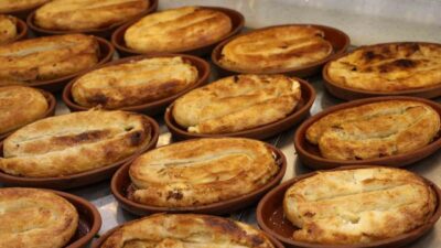 Diyarbakır’da Hacıbaba Pastaneleri, şubelerinde tandırda çömleklerde pişirip satışına başladığı börek