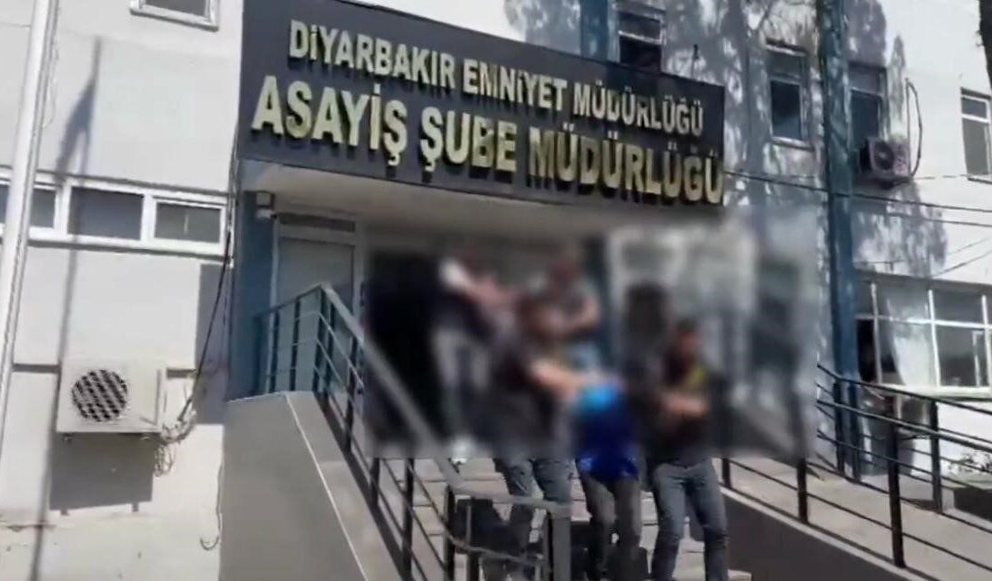 Diyarbakır’ın merkez Sur ilçesindeki Yapı Kredi Bankası şubesine düzenlenen silahlı