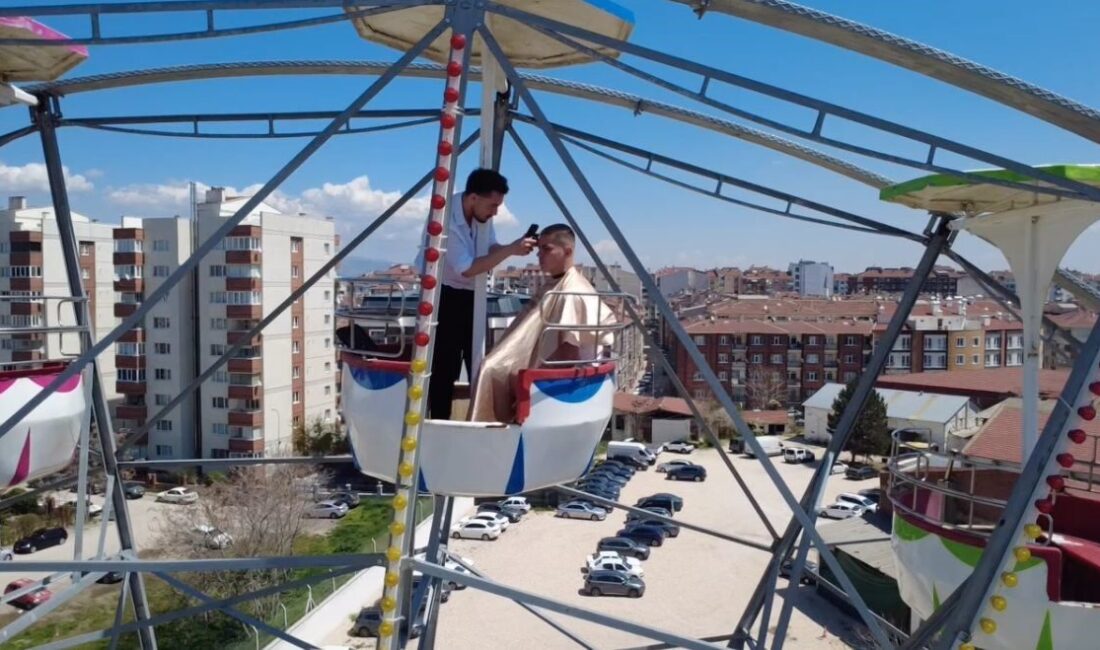 Eskişehir’de bir lunaparkta dönme dolabın en üst noktasında gerçekleştirilen sıra