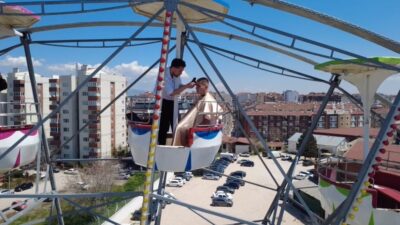 Eskişehir’de bir lunaparkta dönme dolabın en üst noktasında gerçekleştirilen sıra
