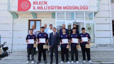 Bilecik’te dünya şampiyonlarına başarı belgeleri verildi. 18. Uluslararası Millî Eğitim